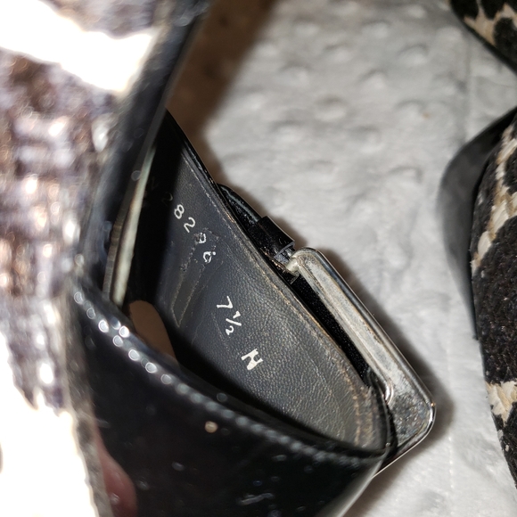 Stuart Weitzman 7 1/2 giraffe animal print buckle - Picture 12 of 16